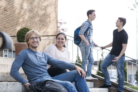 Studenten auf dem Campus der FH Wedel