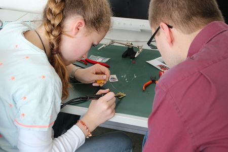 Mädchen beim Löten am Girls' Day 2017 an der FH Wedel