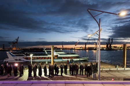 Party Boat MS Hanseatic / Recht: Abicht Elbreederei