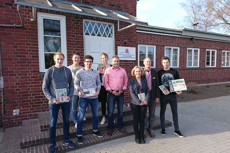 Studenten der FH Wedel vor der JVA Glasmoor